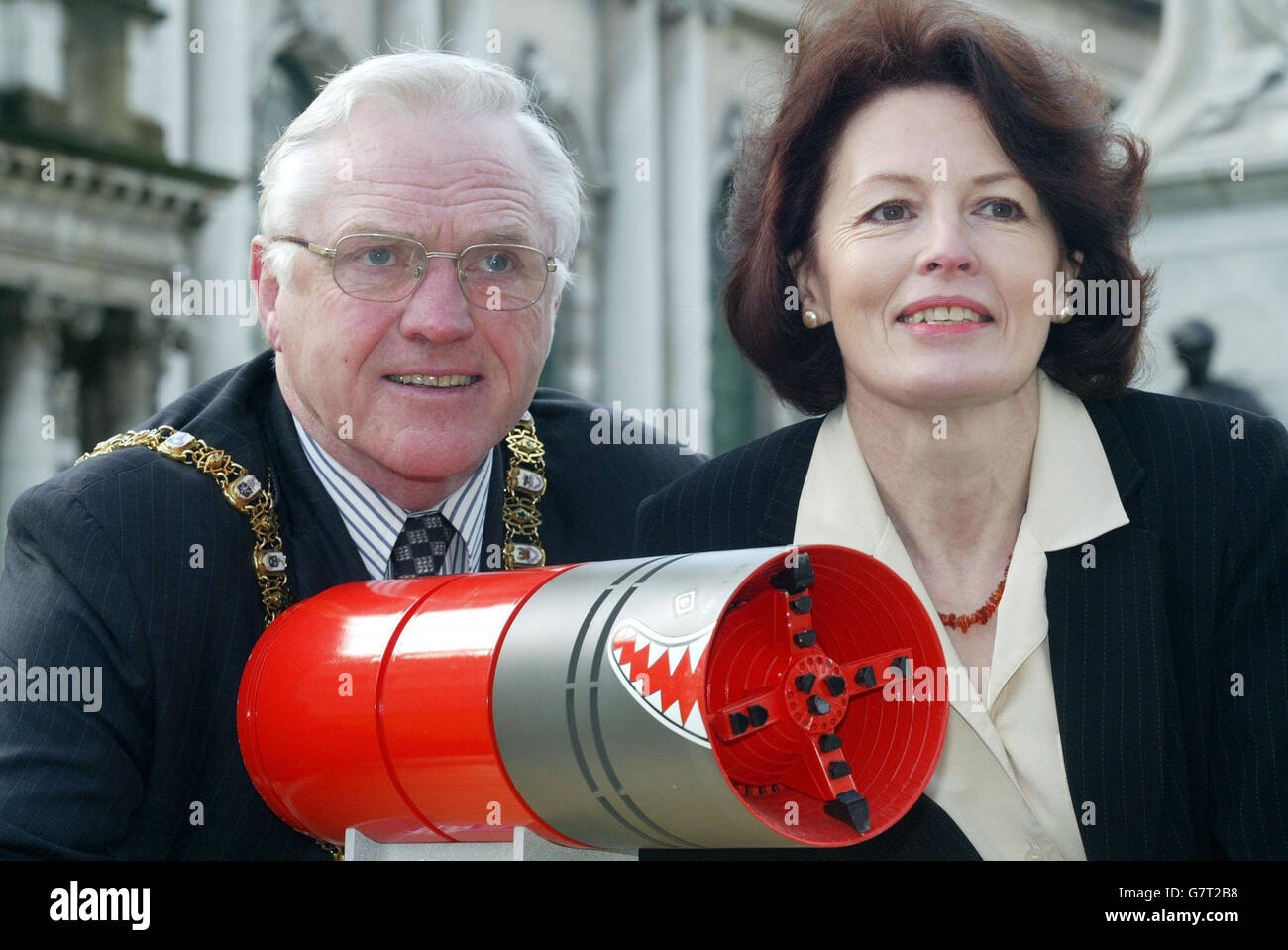 Katharine Bryan, heute Chief Executive of Water Service, mit dem Bürgermeister von Belfast, Tom Ekin, mit einem Modell des Tunnelbaggers, der zur Aushub des neuen Abwassersystems von Belfast verwendet wird. Stockfoto