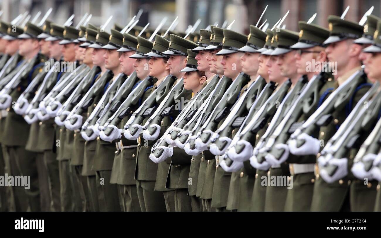 Mitglieder der irischen Streitkräfte nehmen am 99. Jahrestag des Osteraufstands 1916 in Dublin Teil. Stockfoto