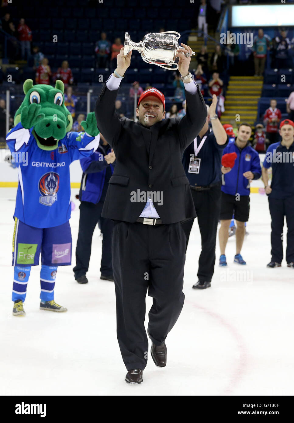 Coventry Blaze Cheftrainer Chuck Weber hebt die Elite League an Play-Off-Trophäe Stockfoto