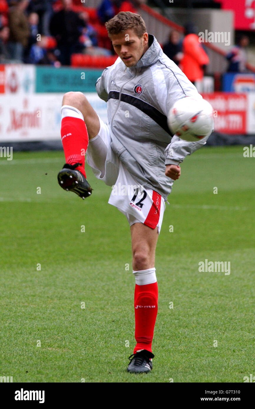 Hermann Hreidarsson von Charlton Athletic wärmt sich vor dem Spiel auf Stockfoto