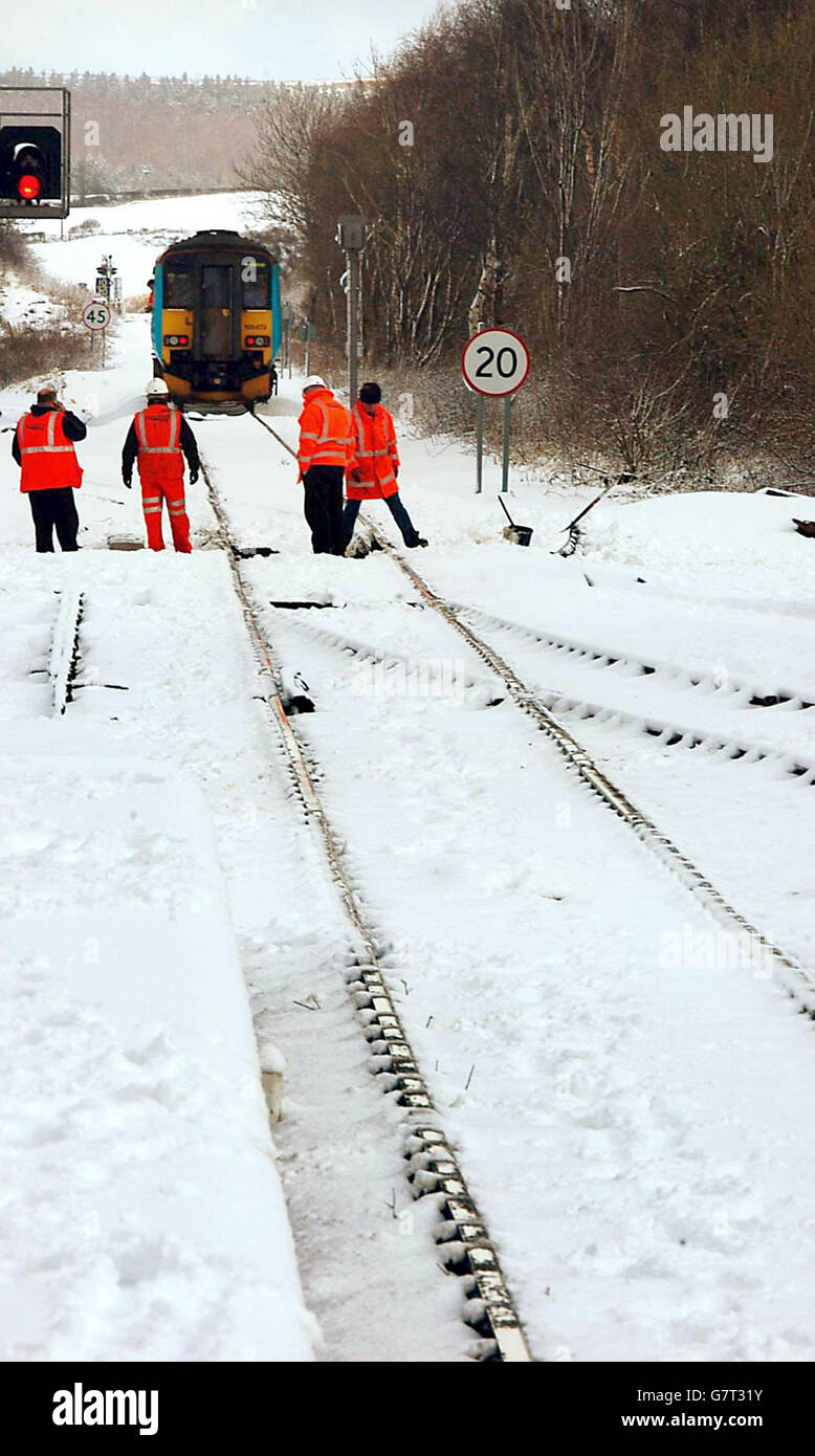 Schwere Schneefälle verursachten Störungen auf den Bahngleisen im Norden Englands, als die Besatzungen Schnee und Eis räumten, um den Weiterbetrieb der Züge zu ermöglichen. Stockfoto