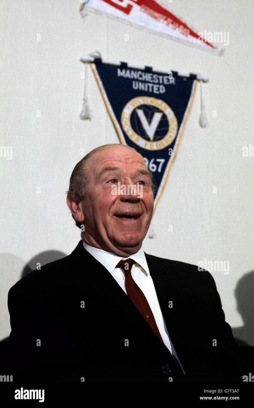 Sir Matt Busby, Manager von Manchester United, ist von der Frage eines Journalisten angekitzelt, der die Gründe für seine Entscheidung erklärt, am Ende der Saison 1968-69 in den Ruhestand zu gehen Stockfoto