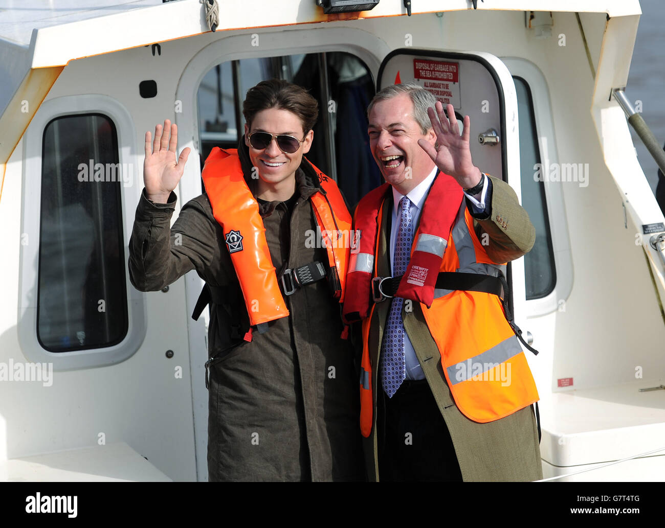 UKIP-Parteichef Nigel Farage und der einzige Weg ist Essex-Star Joey Essex, der eine Bootsfahrt vom Hafen aus Unternehmen kann, während sie sich auf dem Wahlkampfpfad in Grimsby treffen. Stockfoto