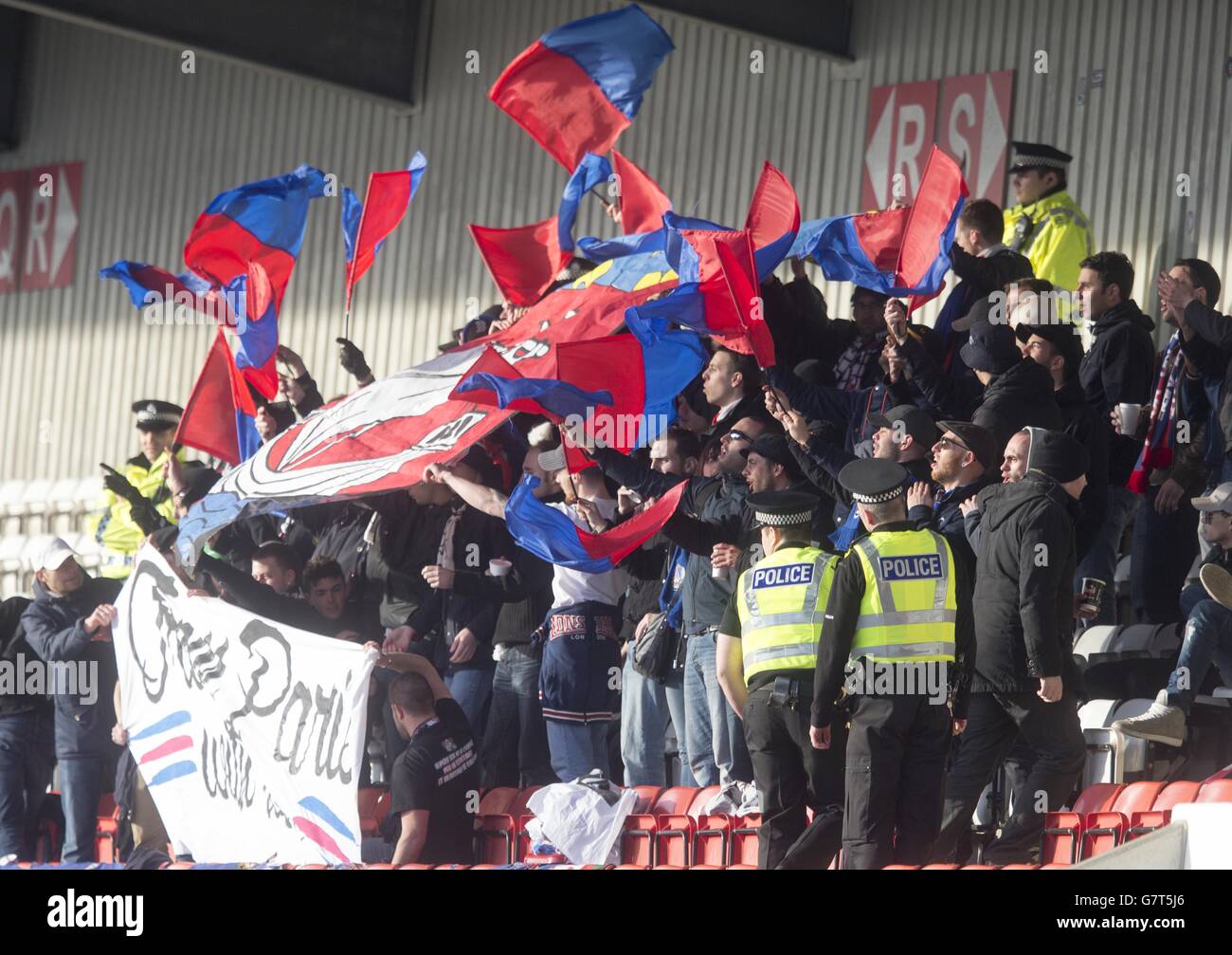 Paris St Germain Fans in den Tribünen des Excelsior Stadion Stockfoto