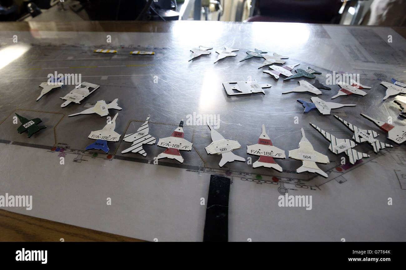 Ein Layout von Schiffen Flugzeuge im Flight Operations Raum an Bord der US-Flugzeugträger USS Theodore Roosevelt, derzeit vor der britischen Südküste vor Anker, da es zu groß ist, um eine der wichtigsten Stützpunkte der Royal Navy, die Fluggesellschaft, Einer von zehn Flugzeugträgern der Nimitz-Klasse der US-Flotte ist gestern zu einem fünftägigen Besuch in Portsmouth, Hampshire, angekommen. Stockfoto