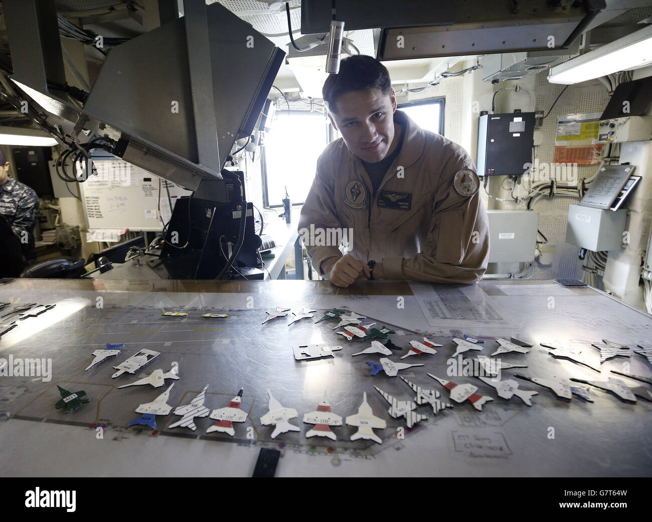 Kapitän William Paxton im Flight Operations-Raum an Bord des US-Flugzeugträgers USS Theodore Roosevelt, der derzeit vor der britischen Südküste vor Anker liegt, da er zu groß ist, um eine der wichtigsten Stützpunkte der Royal Navy, den Träger, zu betreten. Einer von zehn Flugzeugträgern der Nimitz-Klasse der US-Flotte ist gestern zu einem fünftägigen Besuch in Portsmouth, Hampshire, angekommen. Stockfoto