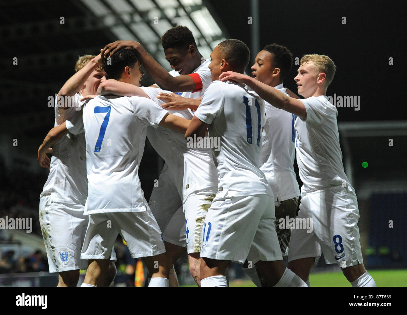Fußball - UEFA U-17-Meisterschaft - Elite-Runde - Gruppe 6 - England gegen Slowenien - Proact Stadium. Der englische Nathan Holland (7) feiert das zweite Tor seiner Mannschaft zusammen mit seinen Teamkollegen Stockfoto