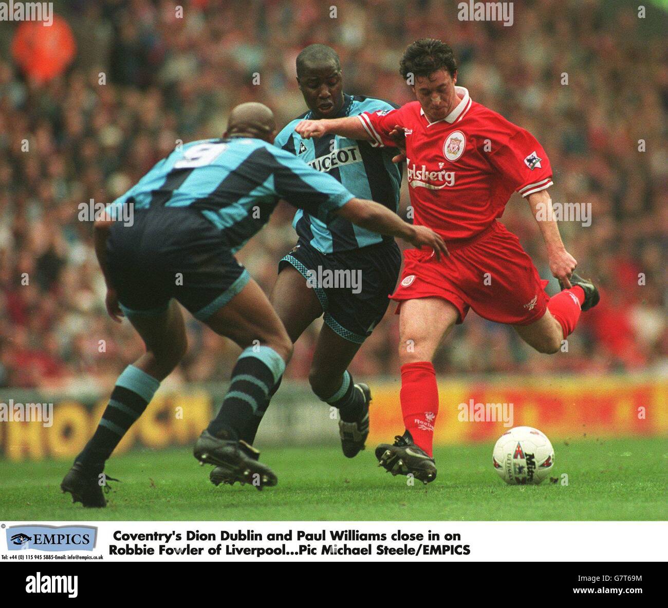 ENGLISCHER FUSSBALL - Liverpool gegen Coventry City. Dion Dublin von Coventry und Paul Williams schließen sich Robbie Fowler von Liverpool an Stockfoto