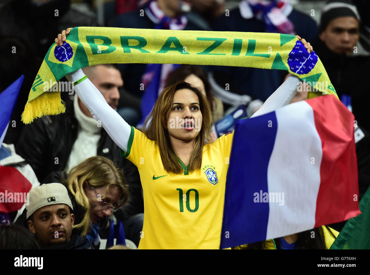 Ein Brasilien-Fan im Stade de France vor dem Spiel gegen Frankreich Stockfoto