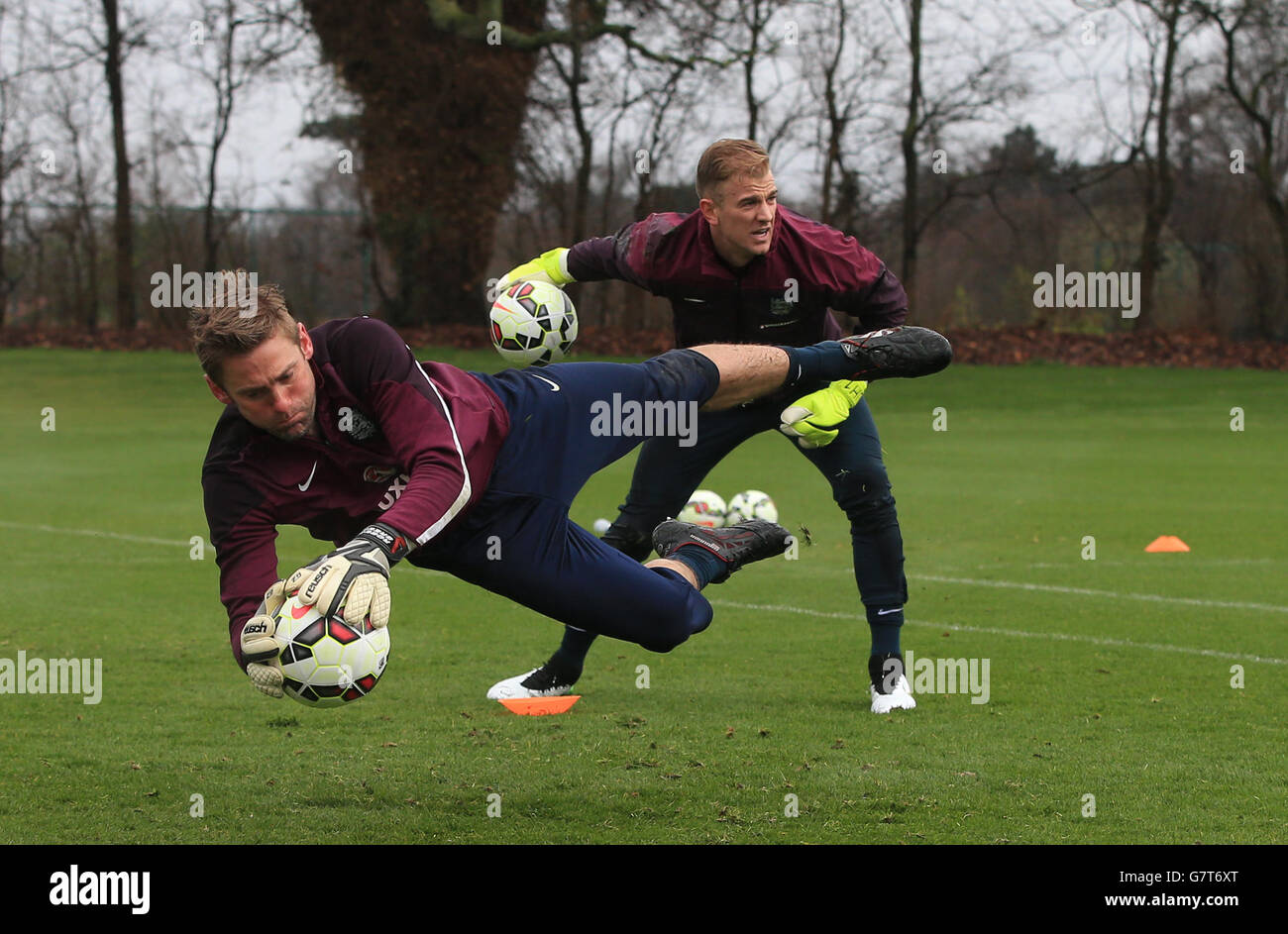 Die englischen Torhüter Robert Green und Joe Hart während einer Trainingseinheit im Enfield Training Center, London. Stockfoto