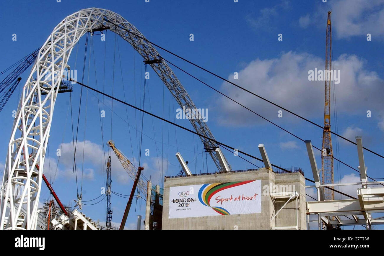 Das neue wembley-Stadion mit einem Olympia-Plakat des Londoner Kandidaten 2012 an einer seiner Wände. Stockfoto