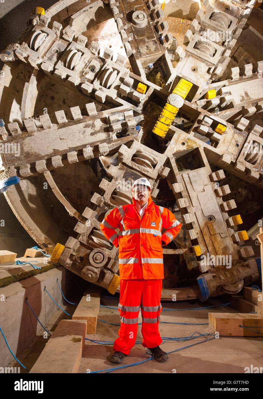 Der Bürgermeister von London Boris Johnson mit der Tunnelbohrmaschine Victoria auf der Crossrail-Baustelle in der Nähe des neuen Bahnhofs Liverpool Street Crossrail in London. Stockfoto