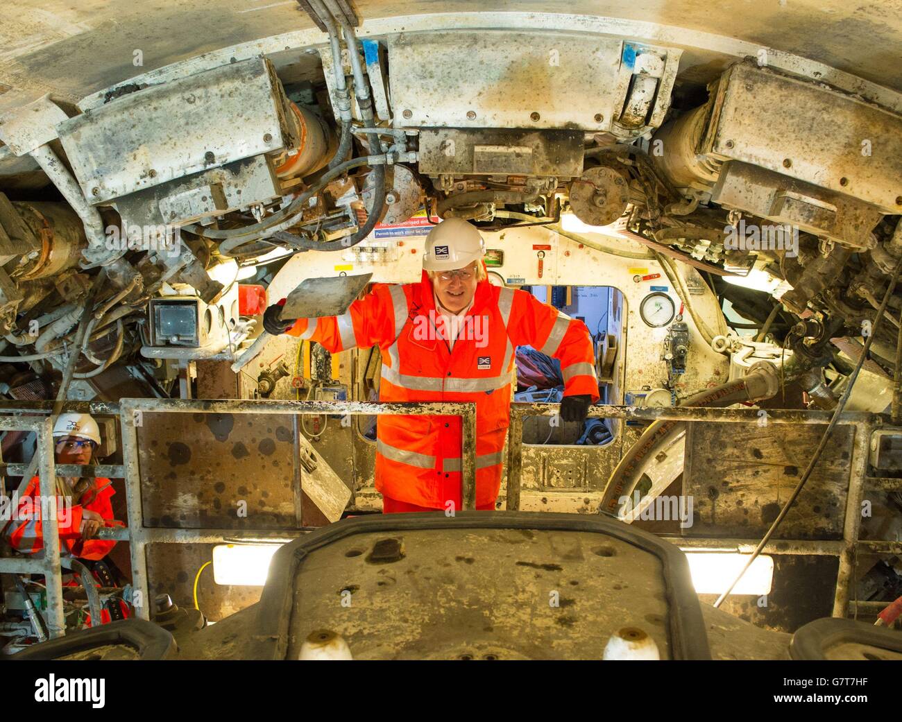 Der Bürgermeister von London Boris Johnson im Inneren der Tunnelbohrmaschine "Victoria" auf der Crossrail-Baustelle in der Nähe des neuen Liverpool Street Crossrail-Bahnhofs in London. Stockfoto