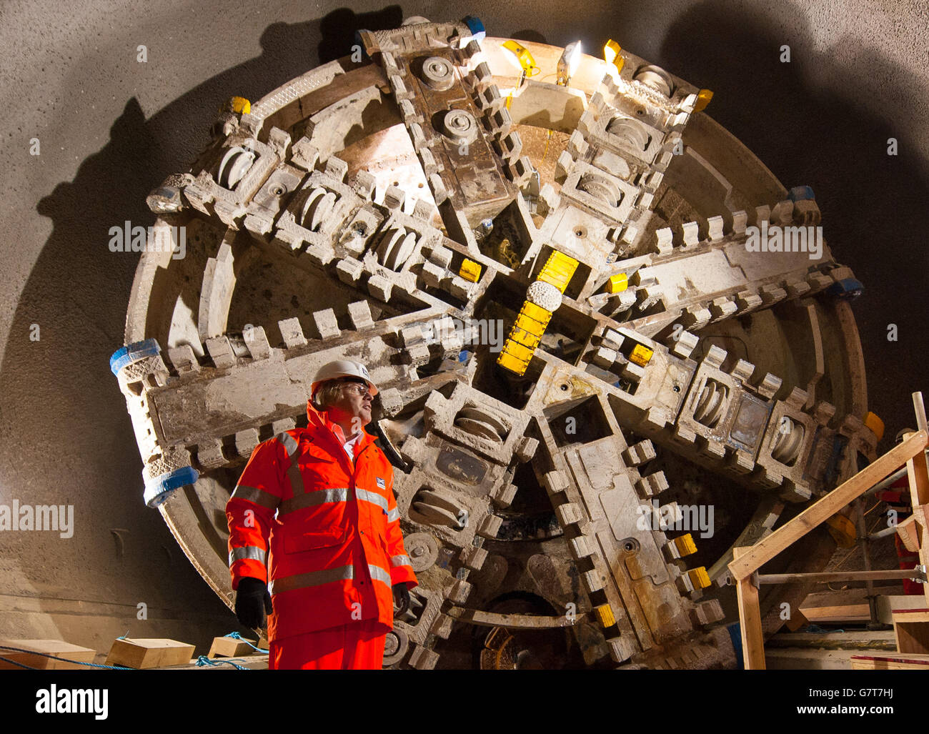 Der Bürgermeister von London Boris Johnson mit der Tunnelbohrmaschine Victoria auf der Crossrail-Baustelle in der Nähe des neuen Bahnhofs Liverpool Street Crossrail in London. Stockfoto