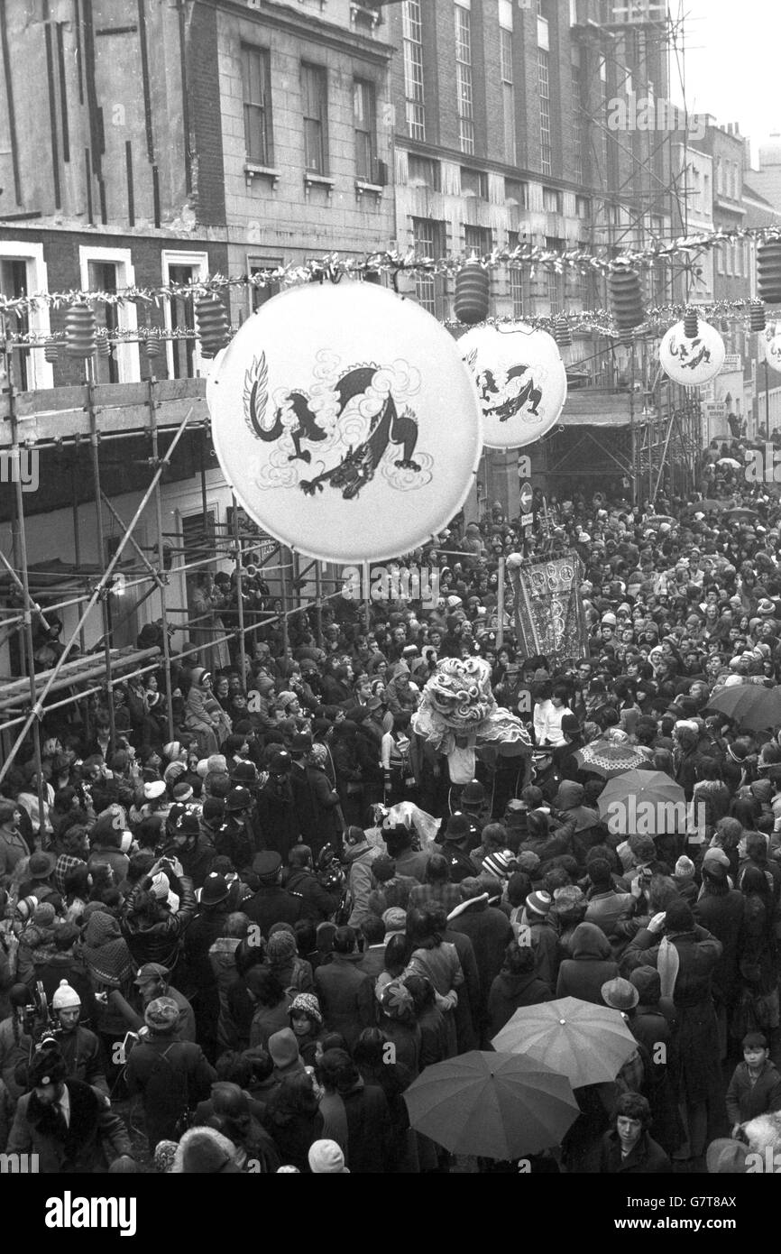 Der traditionelle Tanz der chinesischen Löwen durchläuft die Gerrard Street in Londons Soho während der Feierlichkeiten zum chinesischen Neujahr des Drachen. Stockfoto