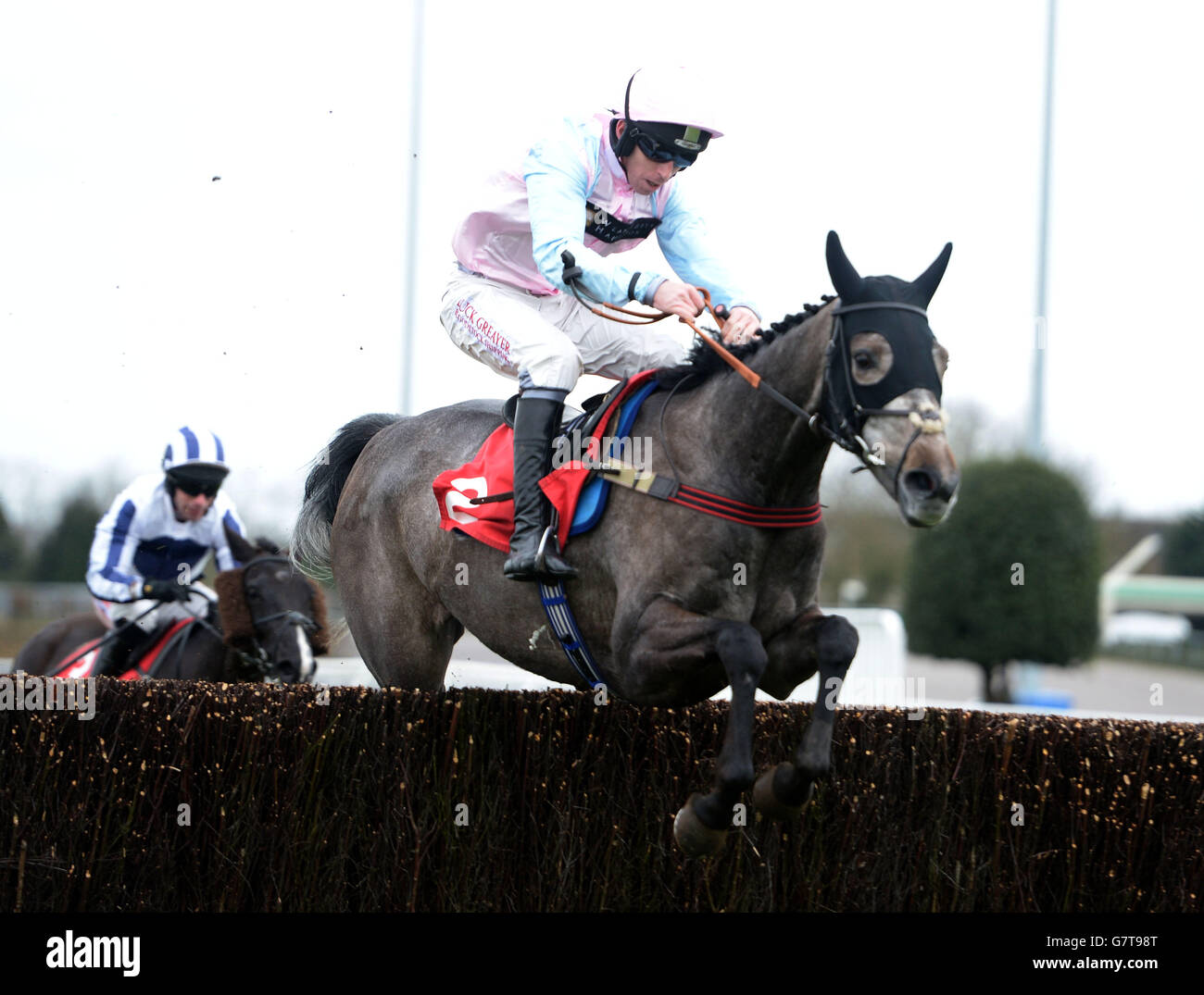 Artificice Sivola, geritten von Leighton Aspell, springt als Letztes an Gewinnen Sie The Racing UK Anywhere Handicap Steeple Chase Stockfoto