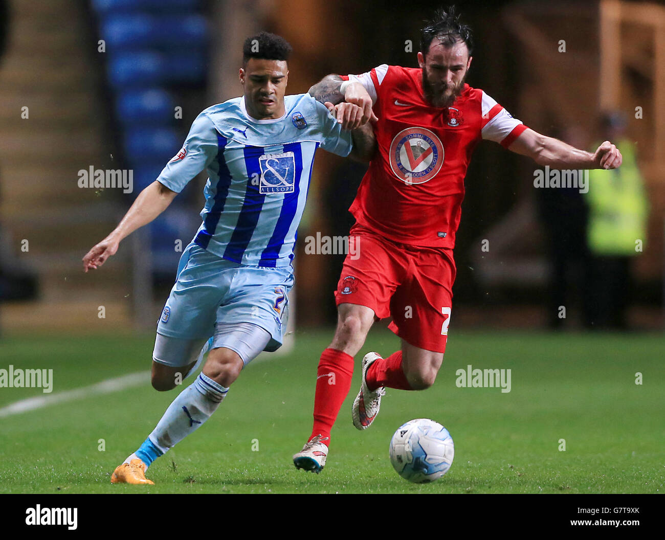 Fußball - Sky Bet League One - Coventry City / Leyton Orient - Ricoh Arena. Jordan Willis von Coventry City und Chris Dagnall von Leyton Orient kämpfen um den Ball Stockfoto