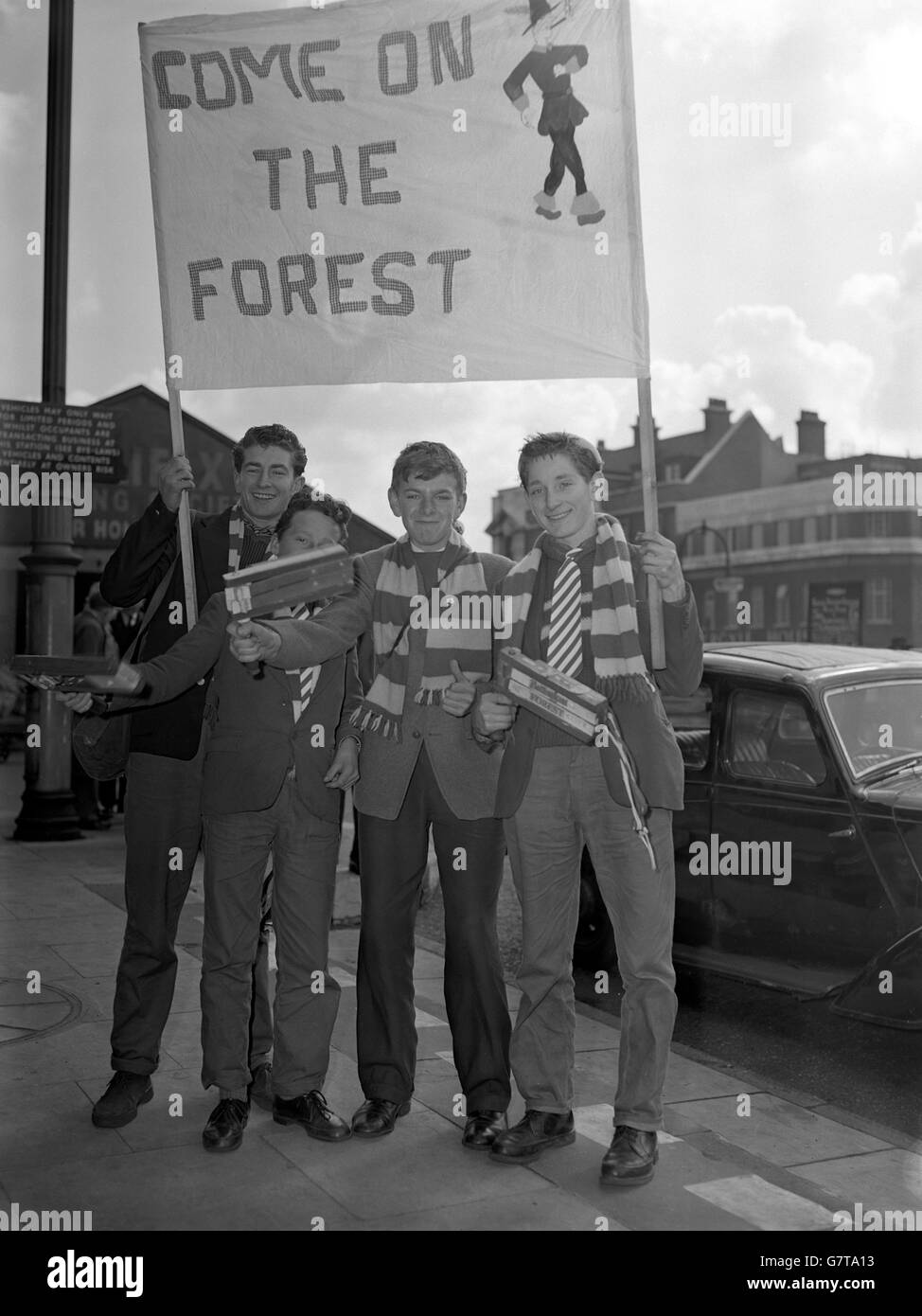 Diese Anhänger des Nottingham Forest, die nach ihrer Ankunft am Bahnhof St. Pancras, London, ihre Treue mit einem großen Banner verkünden, sehen ihr Team beim FA Cup-Finale in Wembley Luton Town spielen. Es sind (l-r) Richard Rakowski, Roy Coleman, John Musson und Terry Chambers. Stockfoto