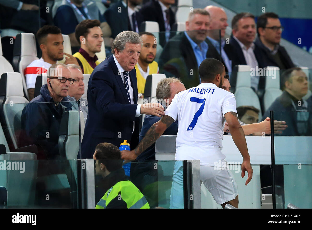 England Manager Roy Hodgson gibt Anweisungen an Theo Walcott (rechts) Bevor er auf dem Platz ersetzt wird Stockfoto