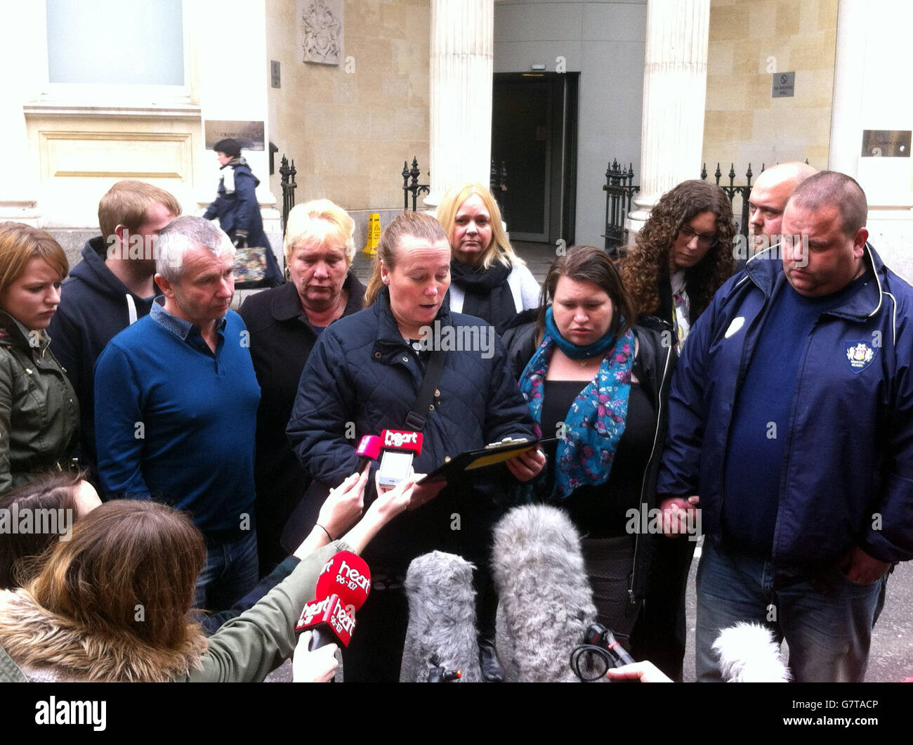 Michelle Gozna (Mitte), die für Scott (ganz rechts) und Donna Hussey (zweite rechts) vor dem Bristol Crown Court eine Erklärung liest, nachdem der Lieferfahrer Tony Davies, 38, Erhielt 200 Stunden Gemeinschaftsdienst und ein sechsmonatiges Fahrverbot, nachdem er zugegeben hatte, dass er den Tod ihres dreijährigen Sohnes Freddie durch unvorsichtiges Fahren verursacht hatte. Stockfoto