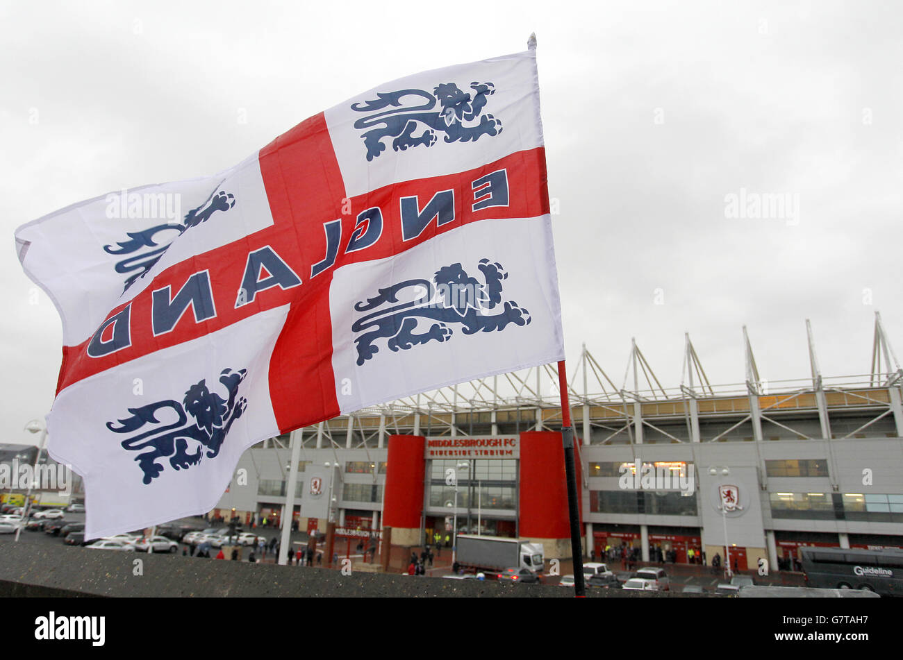 Flagge Englands vor dem Riverside Stadium in Middlesbrough Stockfoto