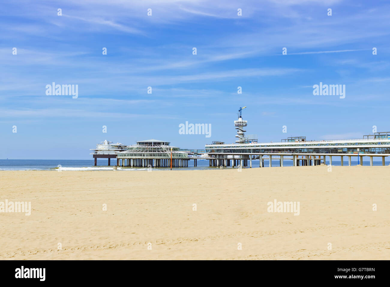 Blick auf den Pier und die Küste von Scheveningen in den Haag, Niederlande. Stockfoto