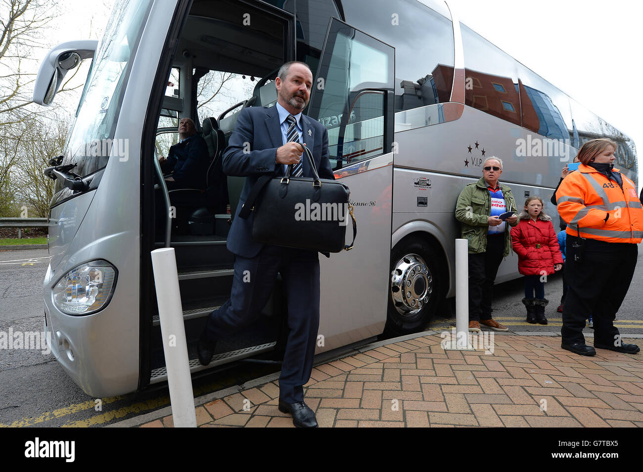 Fußball - Sky Bet Championship - Reading gegen Cardiff City - Madejski Stadium. Vor dem Spiel tritt Reading-Manager Steve Clarke aus dem Mannschaftsbus vor dem Madejski-Stadion Stockfoto