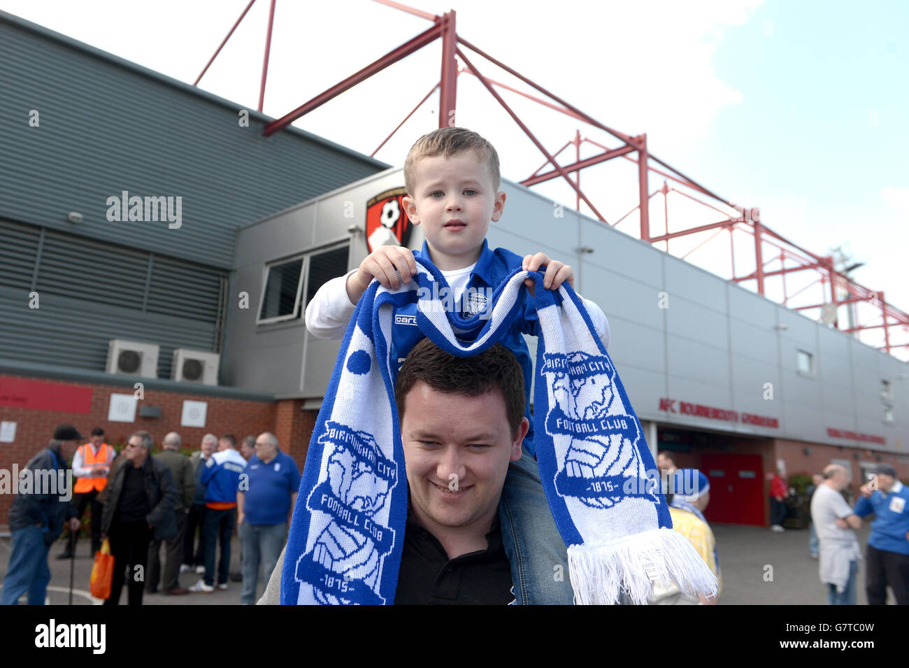 Fußball - Sky Bet Championship - Bournemouth gegen Birmingham City - Goldsands Stadium. Ein junger Fan von Birmingham City zeigt vor dem Spiel seine Unterstützung außerhalb des Gerunds Stockfoto