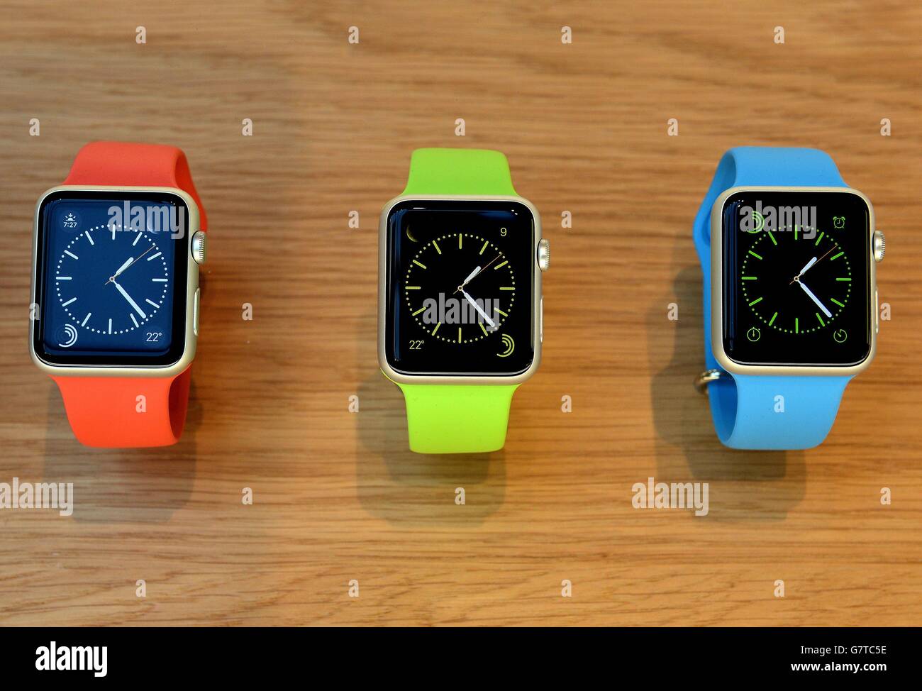 Eine Auswahl der neuen und farbenfrohen Apple Watches mit einer traditionellen Zeigeranzeige im Covent Garden Outlet im Zentrum von London, die am 24. April in jedem Apple Store zur Abholung vorbestellt werden kann. Stockfoto