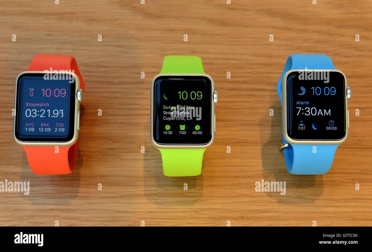 Eine Auswahl der neuen und farbenfrohen Apple Watches mit digitaler Zeitanzeige im Covent Garden Outlet im Zentrum von London, die am 24. April in jedem Apple Store zur Abholung vorbestellt werden kann. Stockfoto