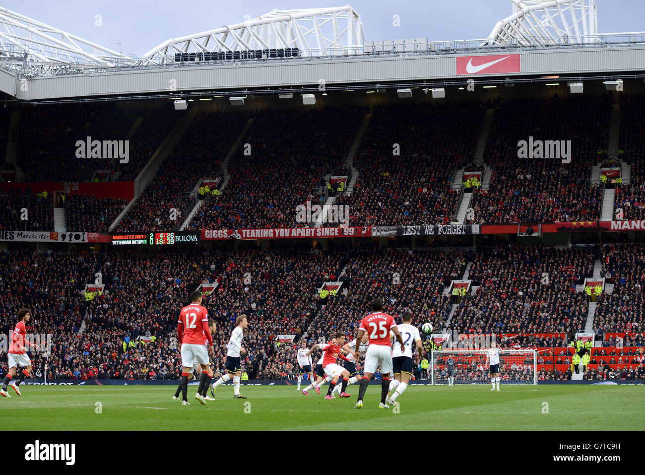 Fußball - Barclays Premier League - Manchester United / Tottenham Hotspur - Old Trafford. Allgemeine Ansicht des Geschehens, während Fans von den Tribünen aus zusehen Stockfoto