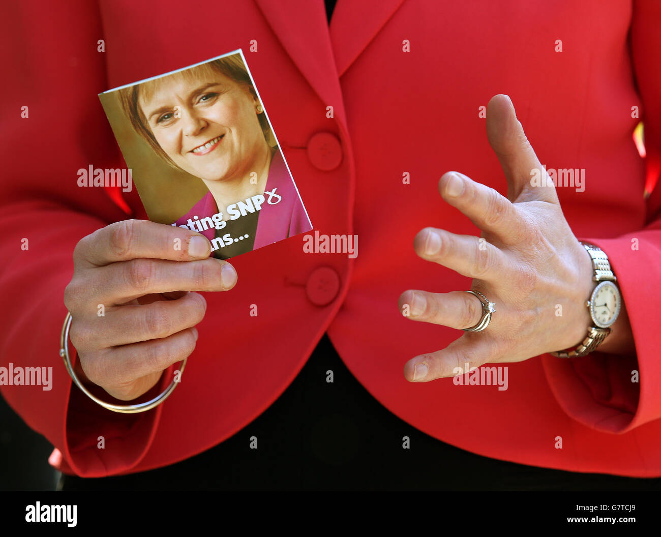 Die SNP-Vorsitzende und erste Ministerin Schottlands, Nicola Sturgeon, hält ein Wahlzettel auf dem Wahlkampfweg in Stirling. Stockfoto