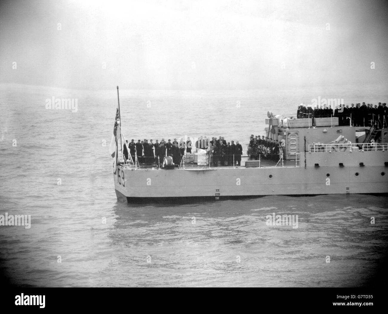 Zum Schrill der Rohren des Bosuns, die von einer Marineparty erklingen, wird der Sarg der Gräfin Mountbatten von Burma vom Viertel-Deck der Fregatte HMS, die nach der Ausfuhr aus Portsmouth in das Meer geworfen wird, vier Meilen südlich des NAB-Turms, ins Meer geworfen. Die Beerdigung wurde vom Erzbischof von Canterbury, Dr. Geoffrey Fisher, durchgeführt. Zu den Trauernden gehörten Earl Mountbatten und seine beiden Töchter, der Herzog von Edinburgh und die Mutter des Herzogs, Prinzessin Andreas von Griechenland. Stockfoto