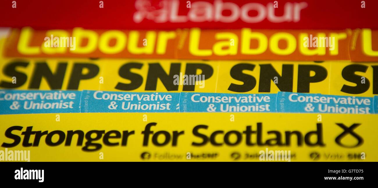 SNP, Scottish Labour und Scottish Conservative Kampagnenmaterial, während der Wahlkampf fortgesetzt wird. Stockfoto