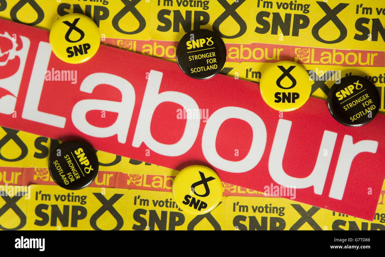 SNP und Scottish Labour Kampagnenmaterial während der allgemeinen Wahlkampagne fortfährt. Stockfoto