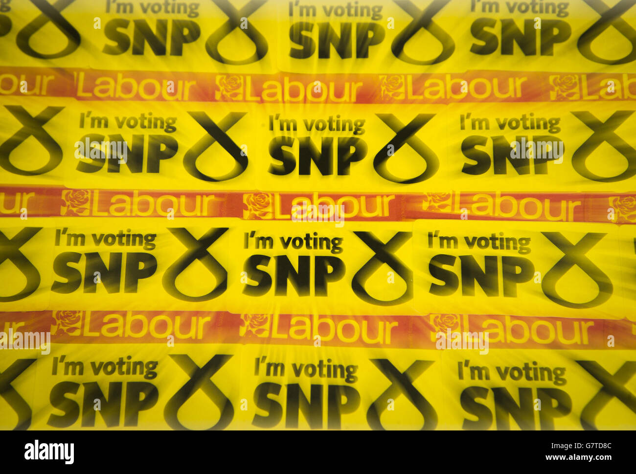 SNP und Scottish Labour Kampagnenmaterial während der allgemeinen Wahlkampagne fortfährt. Stockfoto
