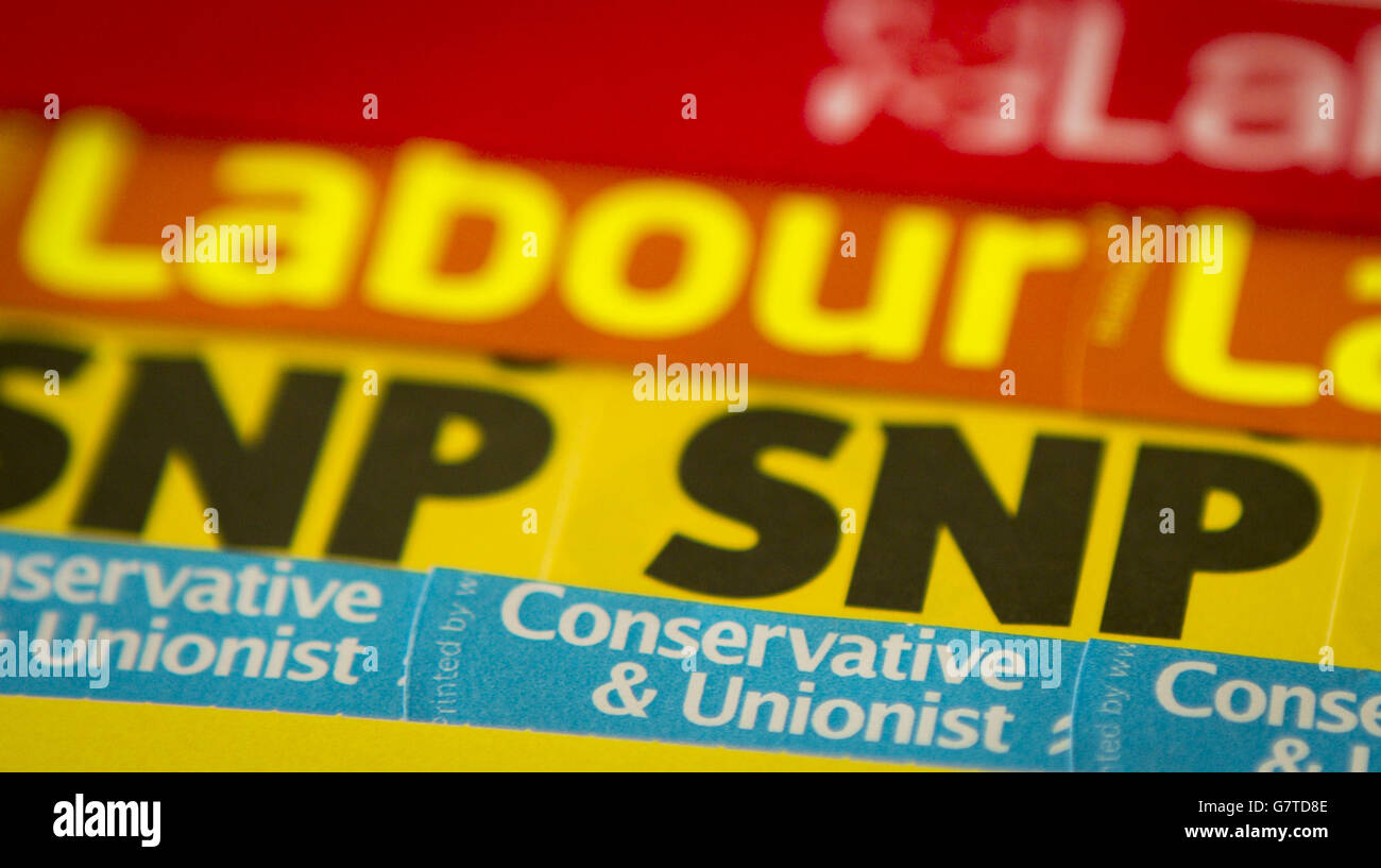 SNP, Scottish Labour und Scottish Conservative Kampagnenmaterial, während der Wahlkampf fortgesetzt wird. Stockfoto