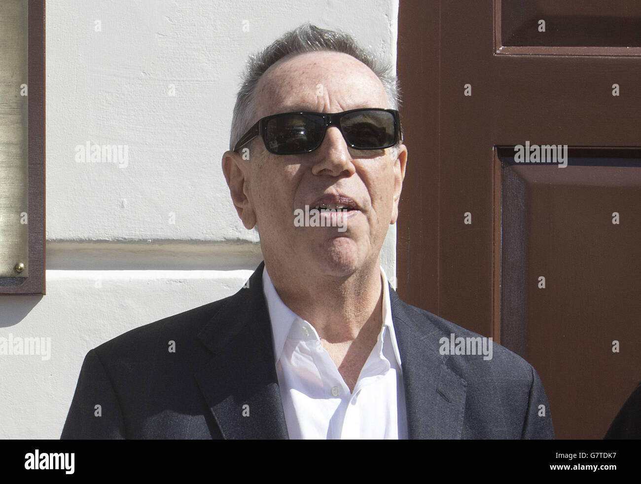 Eliot Cohen, Eigentümer der Red Bus Recording Studios in London, vor der Enthüllung einer Blauen Plakette der Heritage Foundation, da die Studios das erste Gebäude sind, das im Gegensatz zu einzelnen die Ehre erhielt und von der Sängerin von Bee Gees für den Preis nominiert wurde, Der verstorbene Robin Gibb, ehemaliger Präsident der Stiftung. Stockfoto Eliot Cohen, Eigentümer der Red Bus Recording Studios in London, vor der Enthüllung einer Blauen Plakette der Heritage Foundation, da die Studios das erste Gebäude sind, das im Gegensatz zu einzelnen die Ehre erhielt und von der Sängerin von Bee Gees für den Preis nominiert wurde, Der verstorbene Robin Gibb, ehemaliger Präsident der Stiftung. Stockfoto