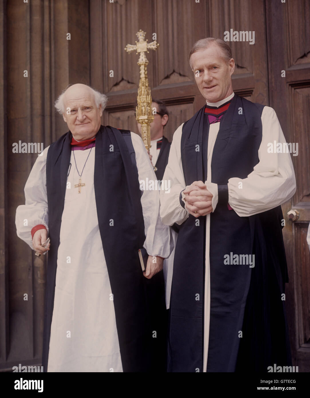 Dr. Michael Ramsey, Erzbischof von Canterbury (l.) bei Dr. Roderic Norman Coote, nachdem er ihn als Suffragan Bishop of Colchester in die Lambeth Palace Chapel, London, investiert hatte. Stockfoto