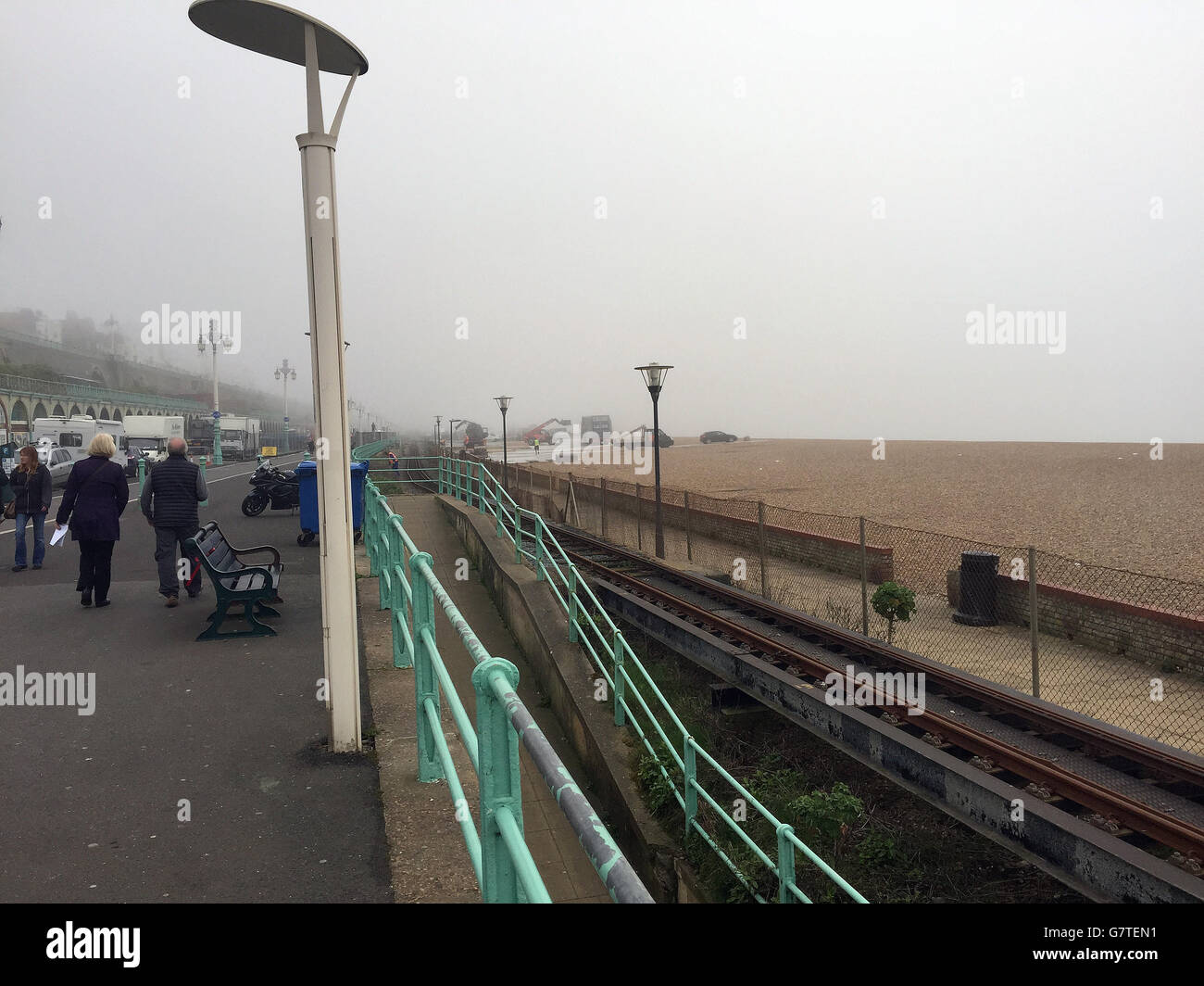 Eine völlig nebelbehüllte Strandpromenade von Brighton, in krassem Gegensatz zum gestrigen Sonnenschein, als Großbritannien sich in seinen heißesten Temperaturen des Jahres bis jetzt sonnen sollte, wobei das Quecksilber diese Woche höher steigen sollte als in Teilen Spaniens. Stockfoto