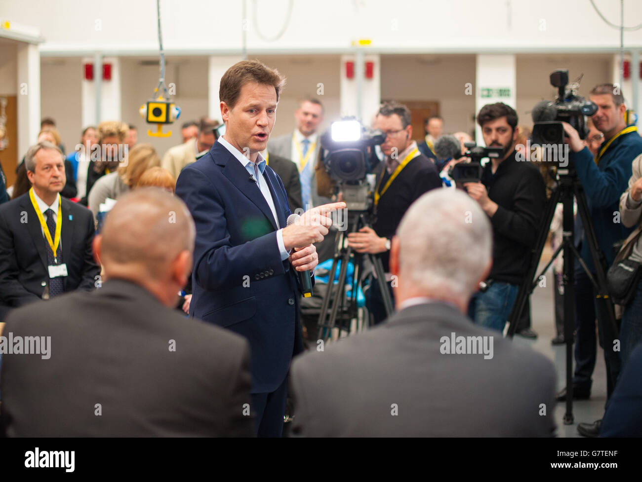 Liberaldemokraten-Chef Nick Clegg nimmt an einer Frage-und-Antwort-Sitzung mit Auszubildenden und ihren Arbeitgebern am Mid-Kent College in Maidstone Teil, während eines Besuchs im Wahlkampf. Bilddatum: Montag, 13. April 2015. Siehe PA Geschichte WAHL LibDems. Bildnachweis sollte lauten: Dominic Lipinski/PA Wire Stockfoto