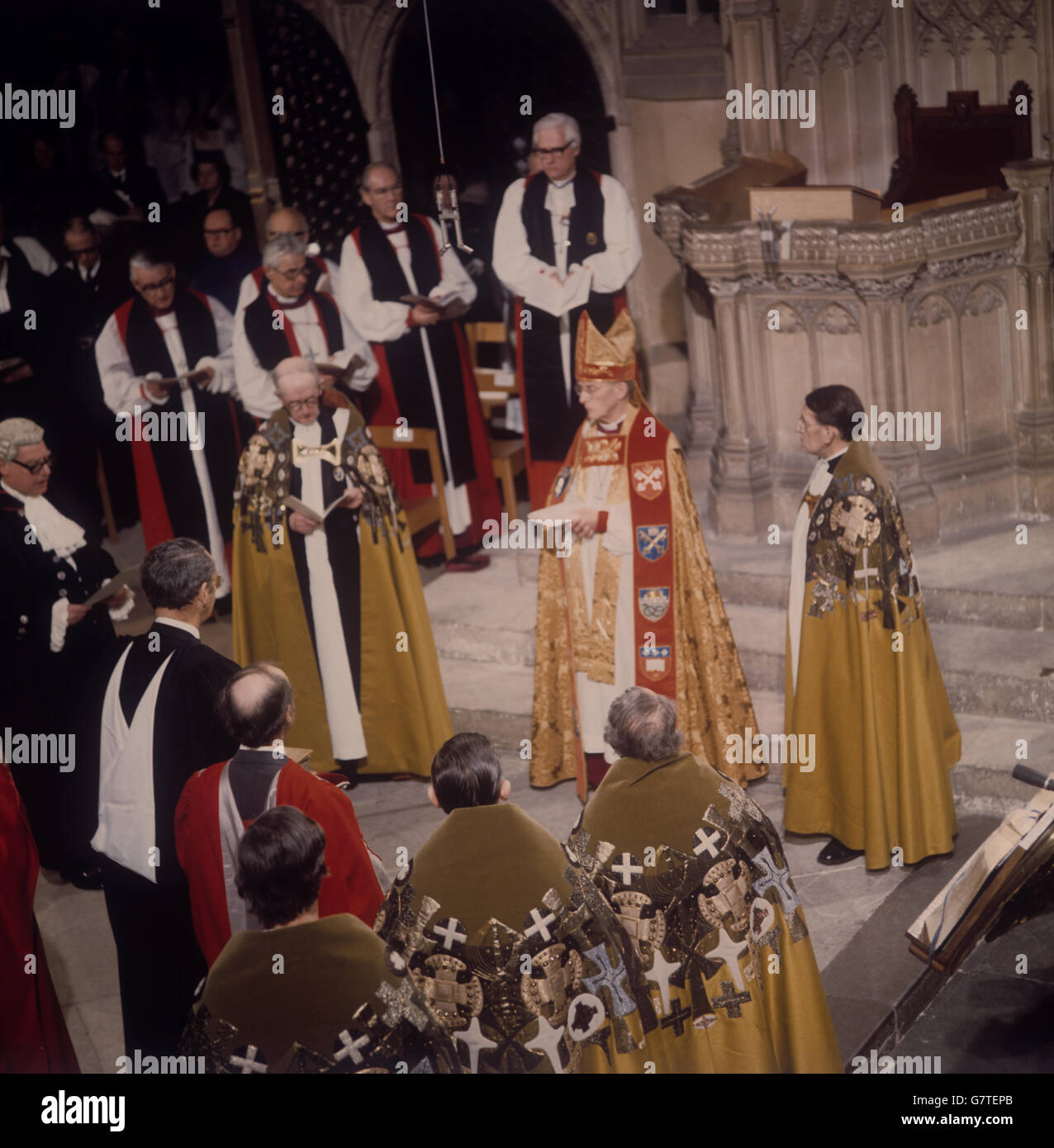 Dr. Donald Coggan, neuer Erzbischof von Canterbury, Primas von ganz England, steht während seiner Inthronisierung in der Kathedrale von Canterbury vor dem Erzbischöflichen Thron. Stockfoto