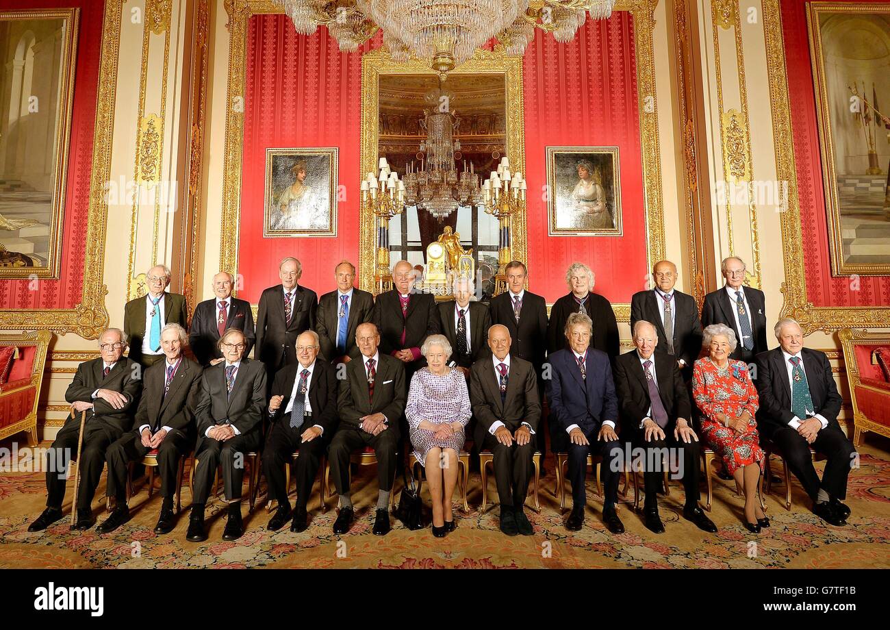Königin Elizabeth II (vorne, Mitte) mit Mitgliedern des Verdienstordens (vordere Reihe von links nach rechts) Professor Sir Michael Howard, Lord May of Oxford, Professor Sir Roger Penrose, Sir Michael Atiyah, der Herzog von Edinburgh, Königin Elizabeth II, Lord Foster of Thames Bank, Sir Tom Stoppard, Lord Rothschild, Baroness Boothroyd, Sir David Attenborough (hintere Reihe, links-rechts), Dr. Martin West, der ehrenwerte John Howard, der rechte ehrenwerte Jean Chretien, Sir Tim Berners-Lee, Lord Eames, Lord Rees of Ludlow, Mr Neil MacGregor, Sir Simon Rattle, Sir Magdi Yacoub und The Lord Fellowes at Windsor Castle. Stockfoto