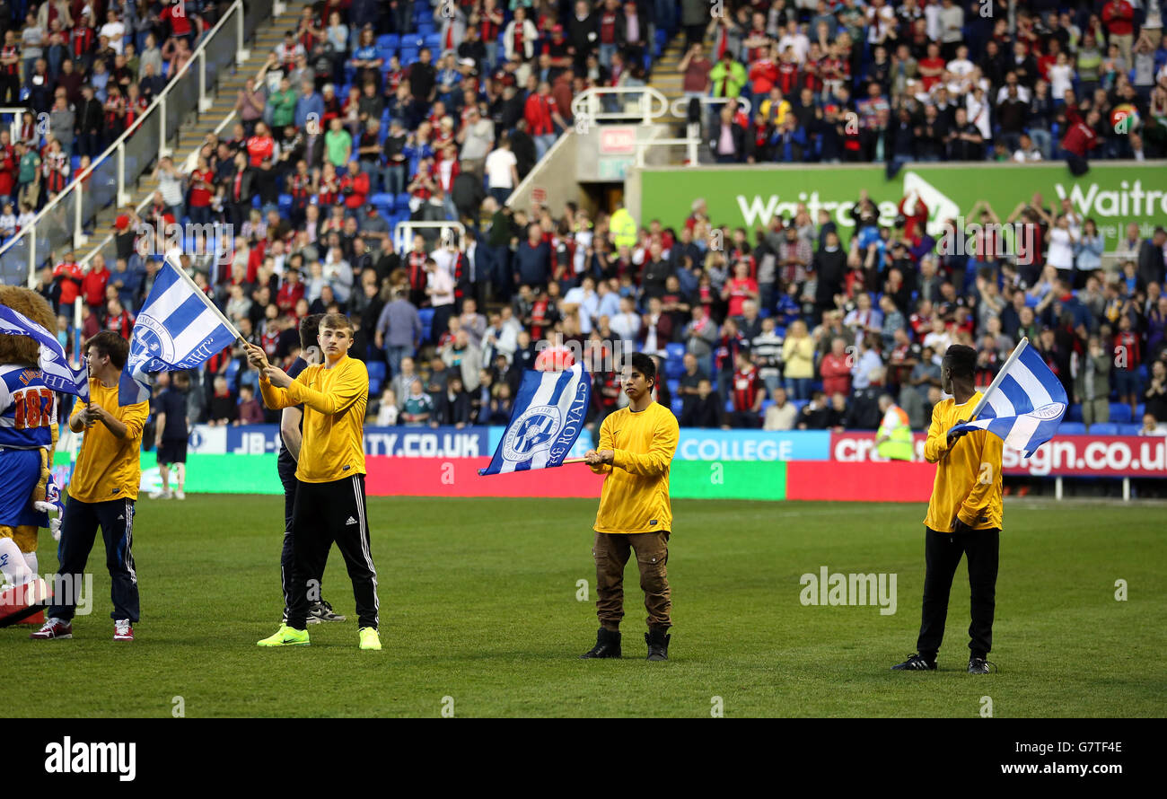 Fußball - Sky Bet Championship - Reading / AFC Bournemouth - Madejski Stadium. Maskottchen Welle Lesen Flaggen vor dem Spiel Stockfoto