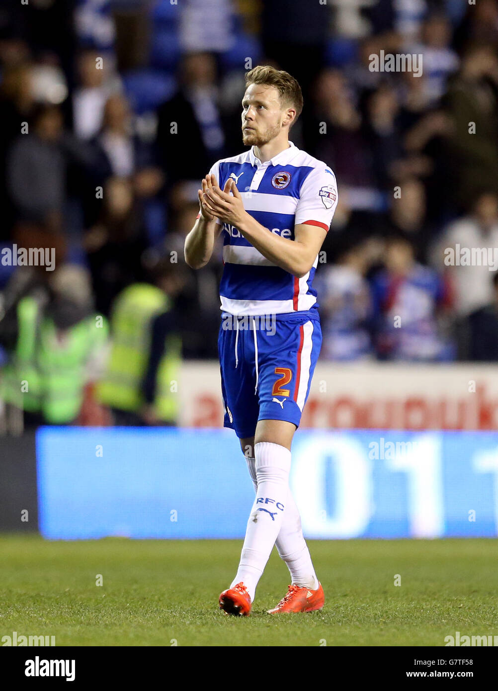 Fußball - Sky Bet Championship - Reading / AFC Bournemouth - Madejski Stadium. Chris Gunter von Reading applaudiert den Fans nach dem Spiel Stockfoto
