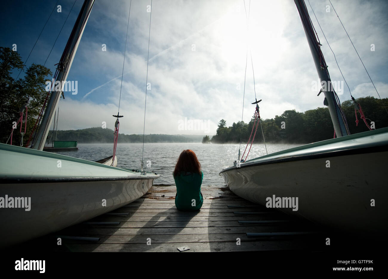 Frauen entspannen auf Dock Stockfoto