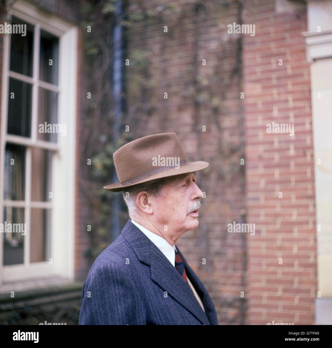 Der ehemalige Premierminister Harold Macmillan in seinem Haus, Birch Grove, Sussex. Stockfoto