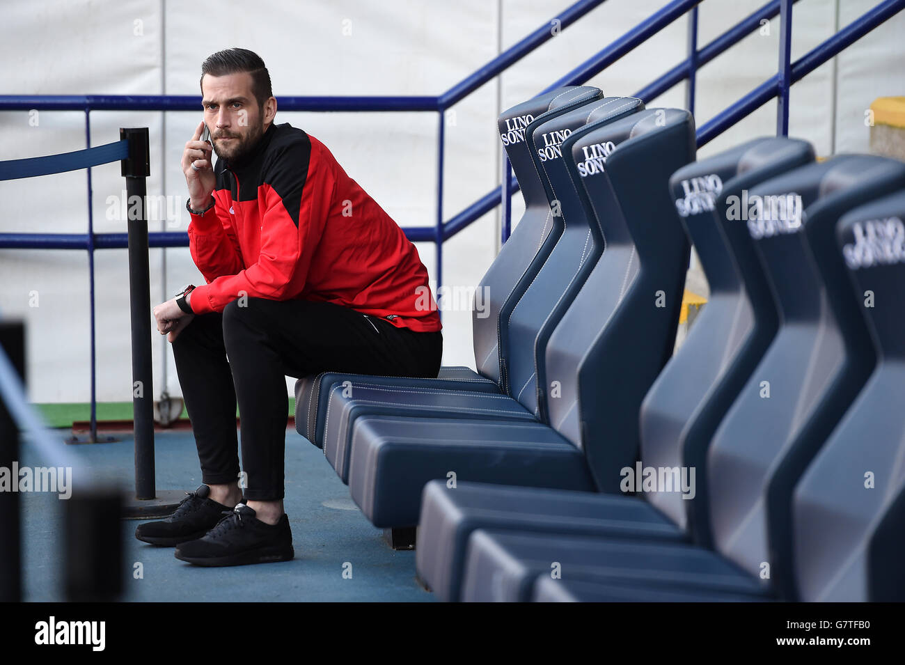 Fußball - Sky Bet Championship - Bolton Wanderers / Charlton Athletic - Macron Stadium. Roger Johnson von Charlton Athletic nimmt vor dem Spiel einen Telefonanruf ab Stockfoto