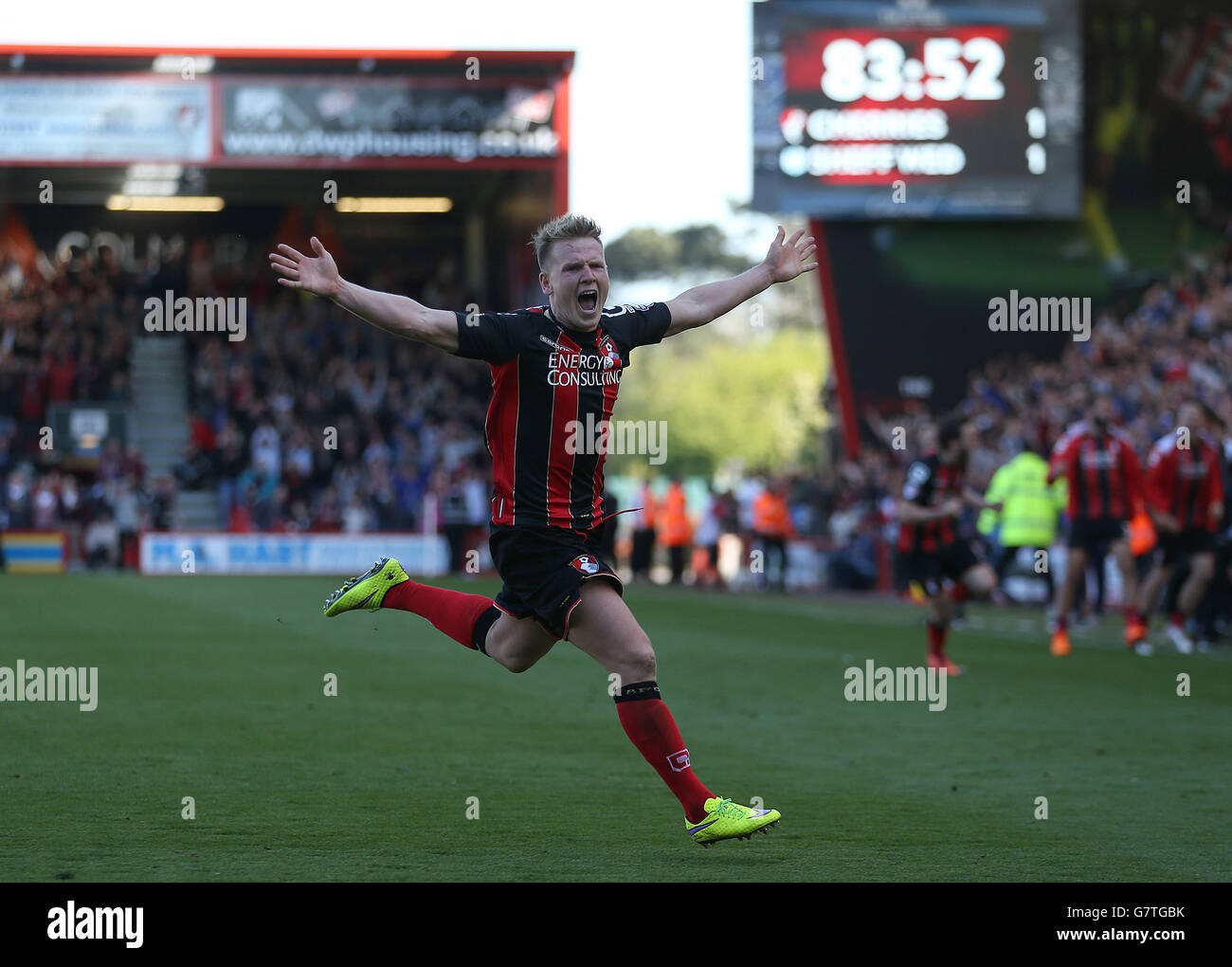 AFC Bournemouth's Matt Ritchie feiert Scoring seine Seiten zweiten Tor während des Spiels die Sky Bet Championship Spiel in Dean Court, Bournemouth. Stockfoto