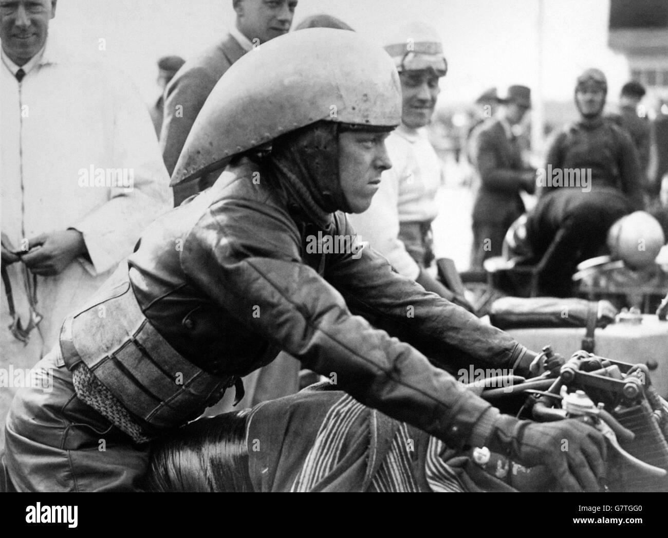 Motorradfahren - Joe Wright - Brooklands. Motorradfahrer Joe Wright trägt einen aerodynamisch gestalteten Helm. Stockfoto